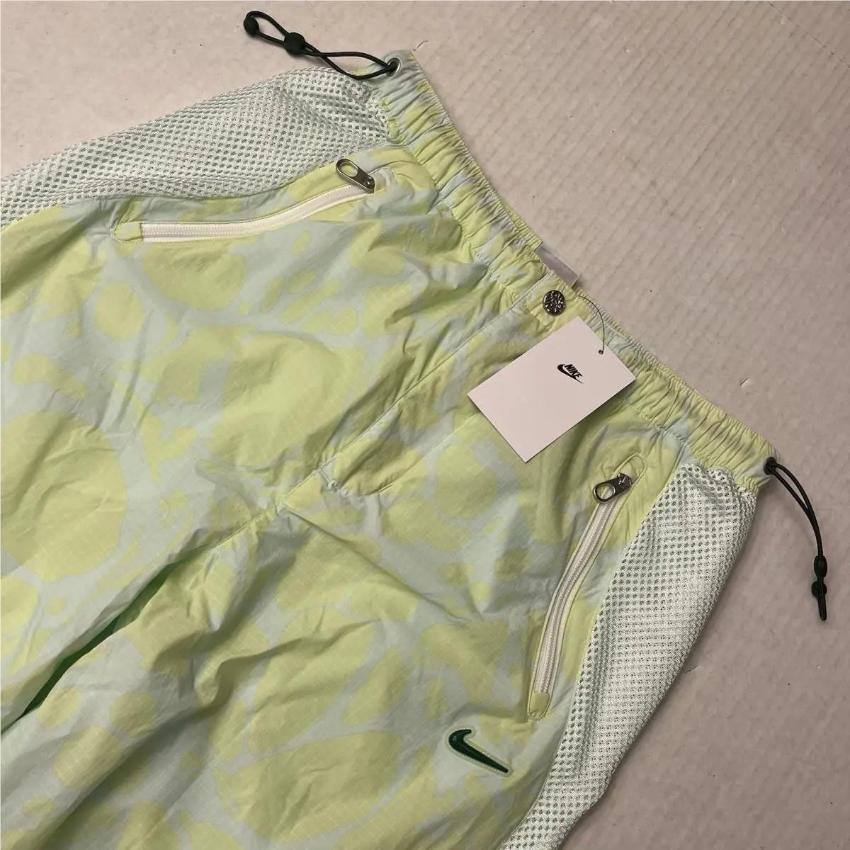Nike clothing - Green (UPC: 198728968709) 1