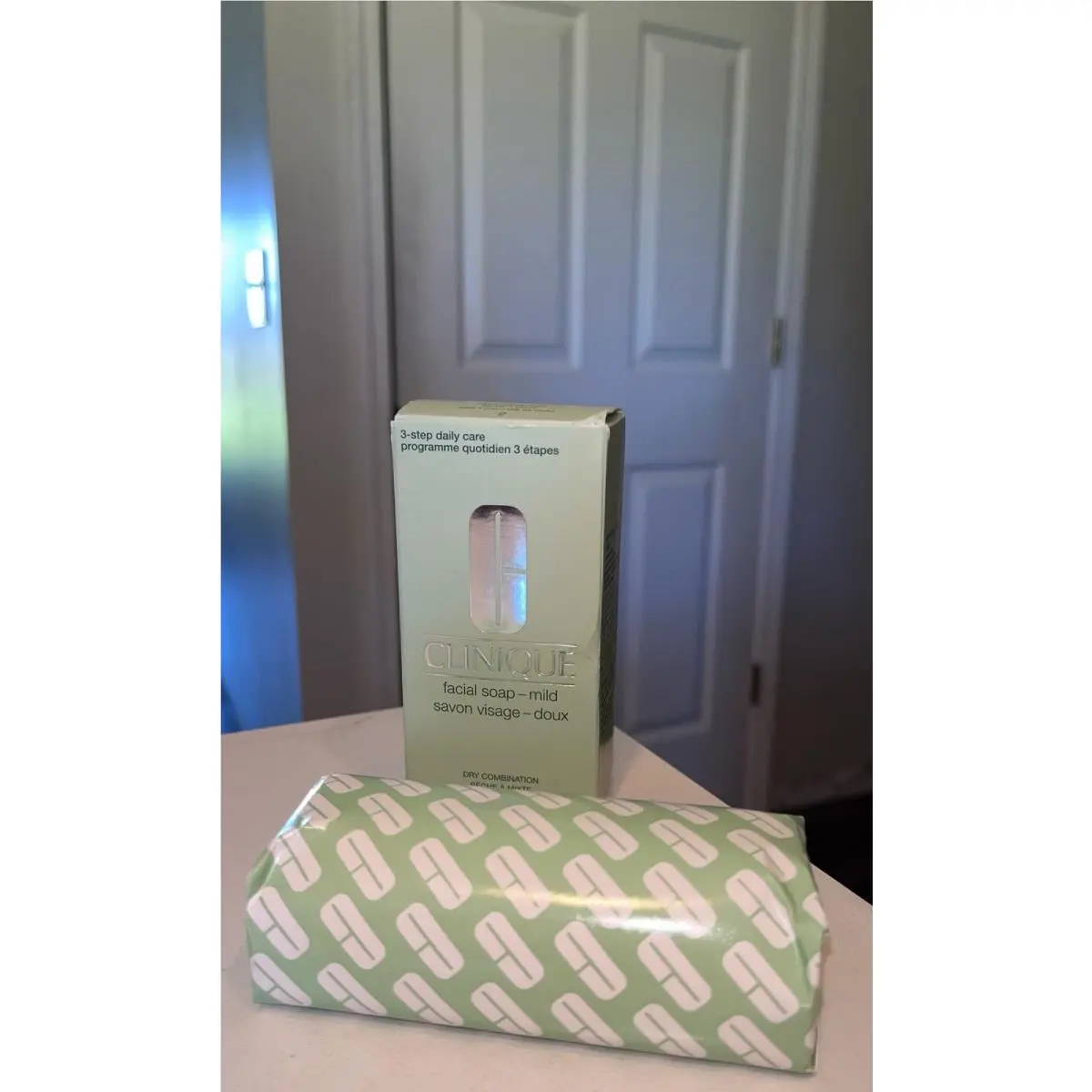 Facial Soap Bar Mild Dry Combination Skin 5.2oz by Clinique