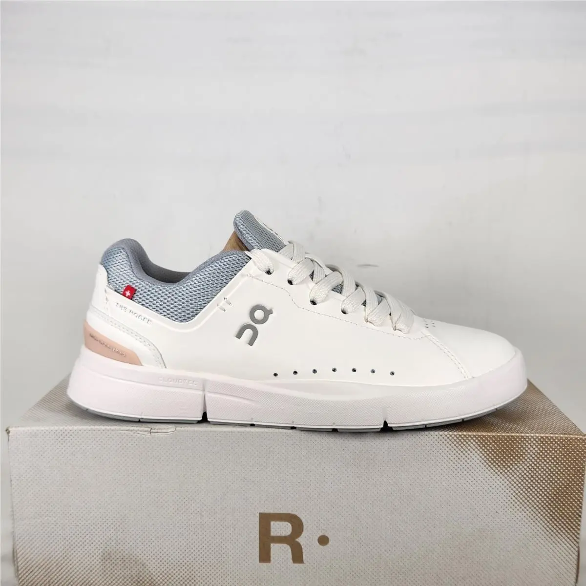 On Running The Roger Advantage Women Size 7.5 White Rosehip Tennis Sneakers