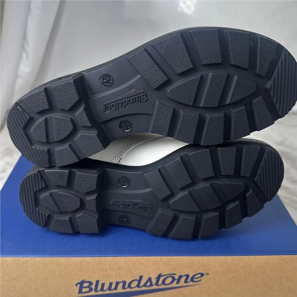 Blundstone shoes - White 4