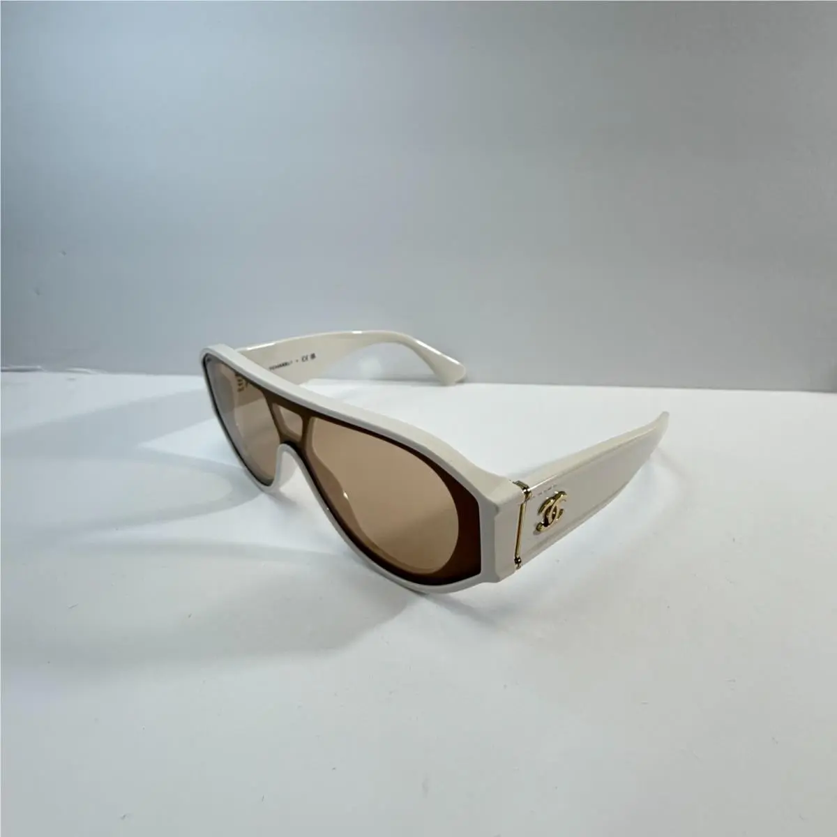 Chanel CH 5568 1828S7 Solid White Frame W/light Brown Lenses