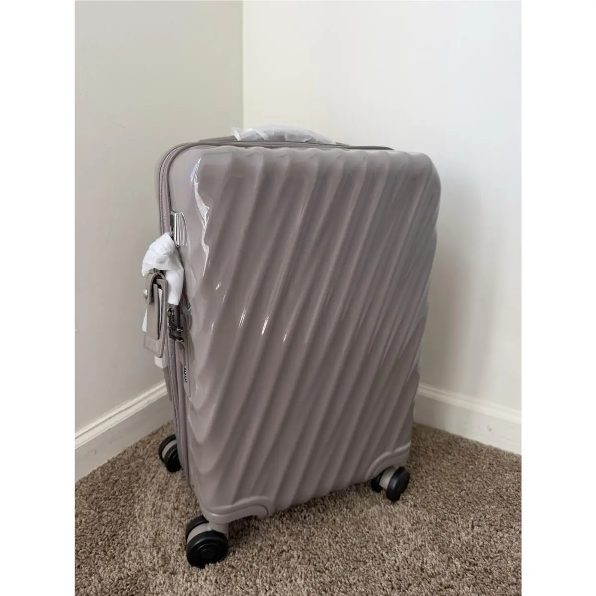 Tumi 19 Degree International Expandable Carry on 22 - Glossy Moon Rock