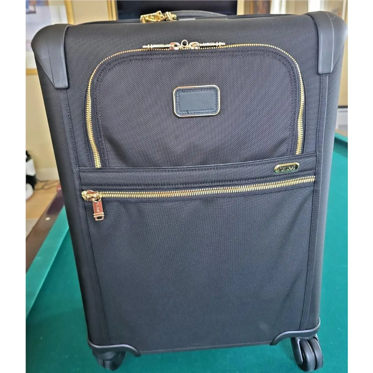 Tumi 22” Continental Expandable 4 Wheeled Carry-on Black/gold