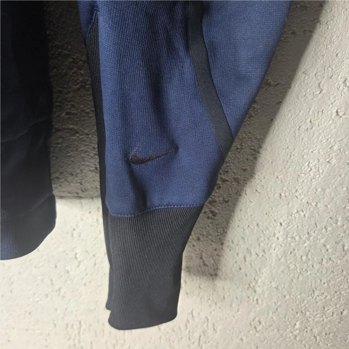 Nike clothing - Blue (UPC: 886668844657) 2
