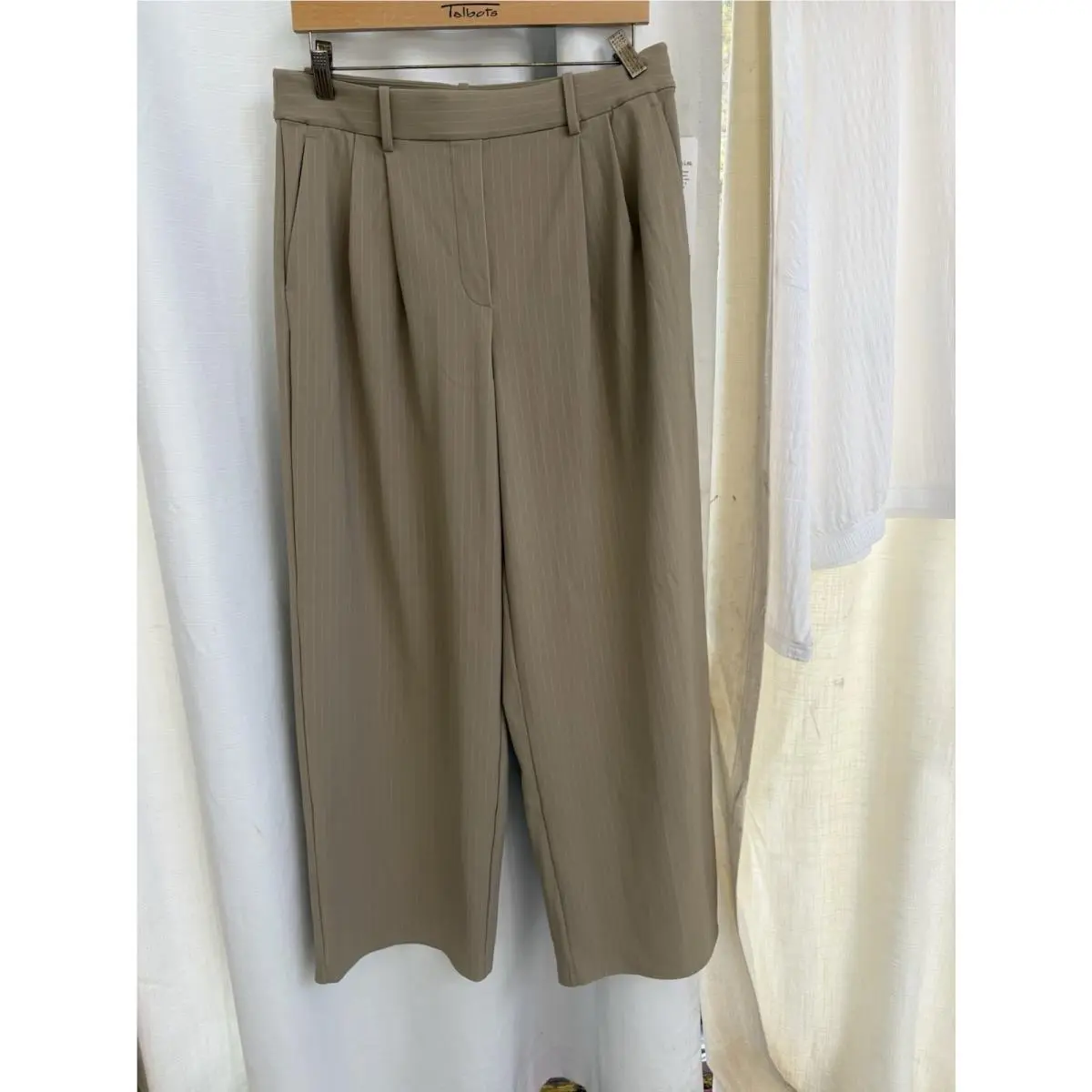 Lululemon clothing - Beige 5