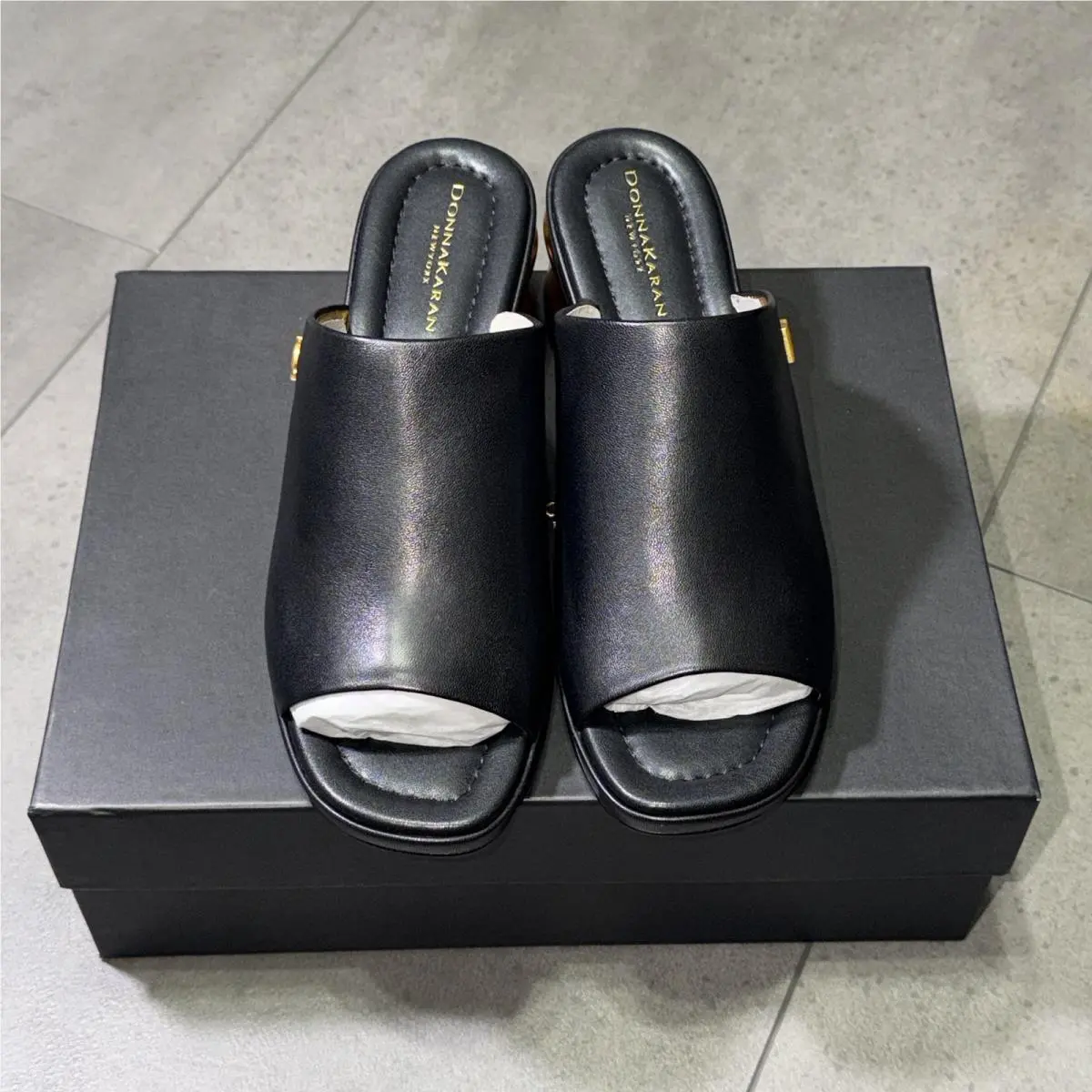 DKNY shoes - Black (UPC: 755403789532) 1