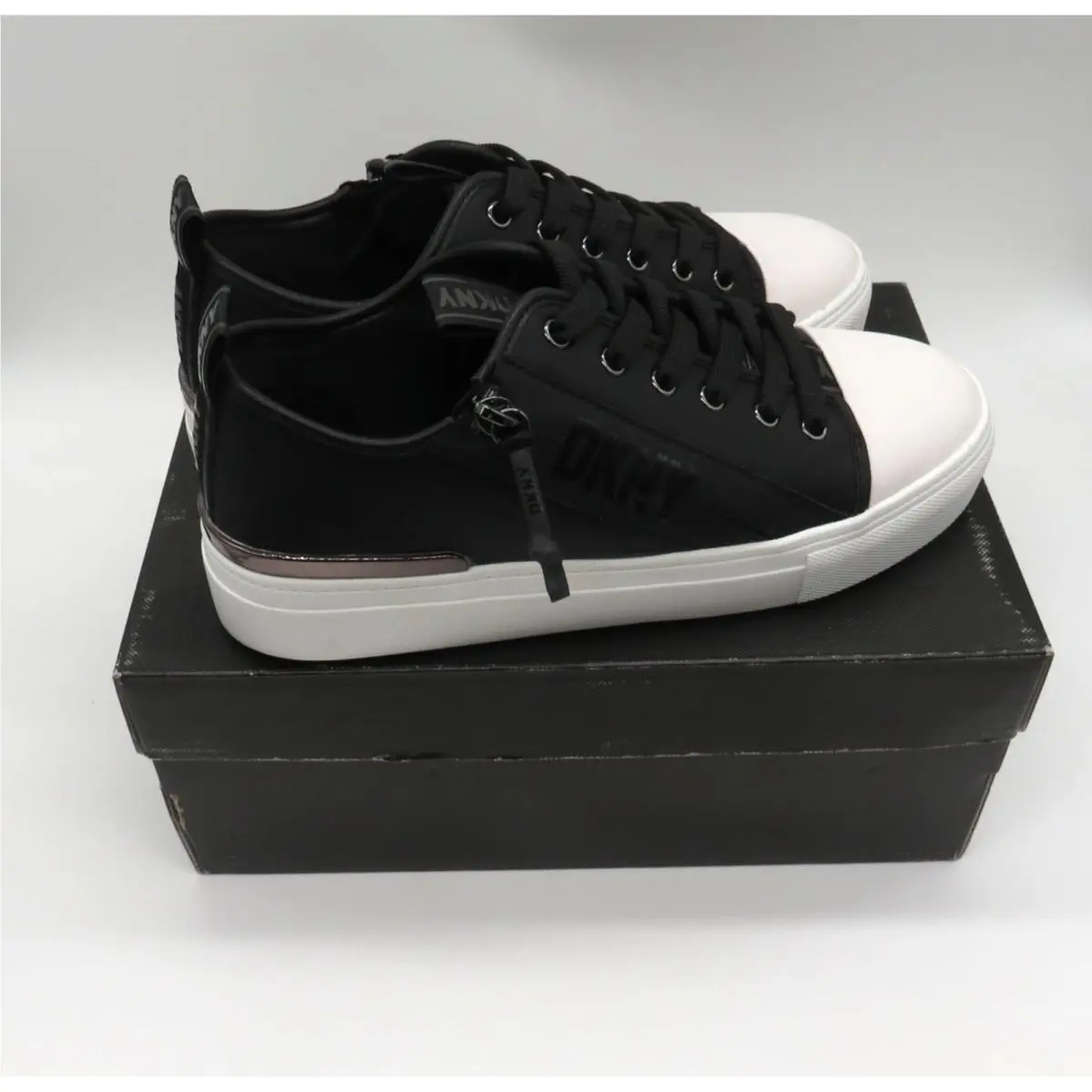 Dkny Women`s Black White Low-top Sneakers 8M Leather Man-made Material