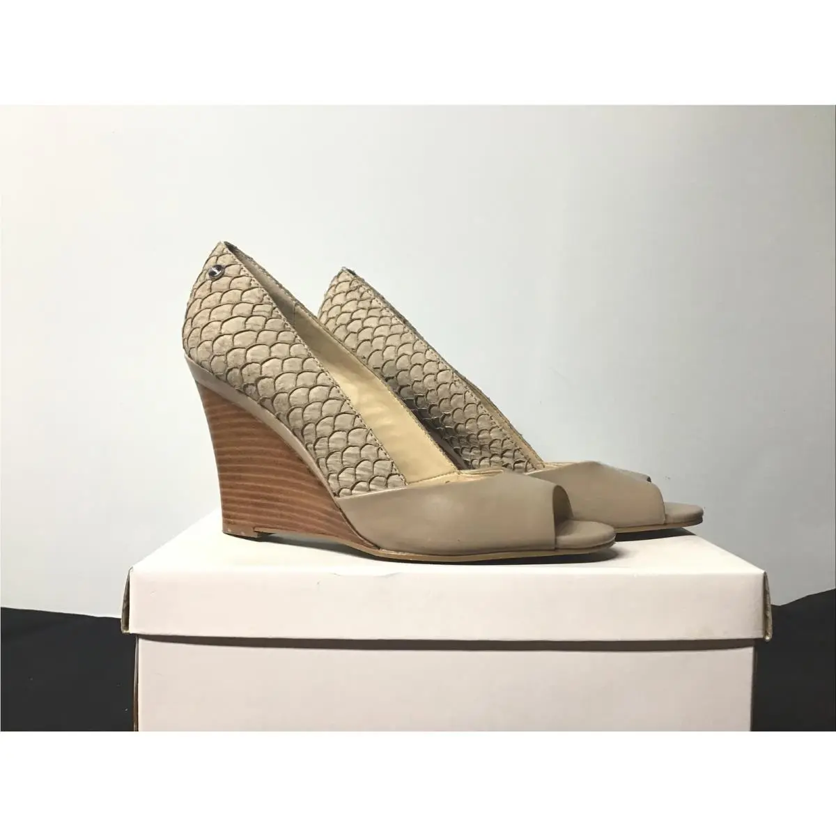 Womens Calvin Klein Shoes Size 8.5 M Light Taup E3660 Qammie Nappa / Fish