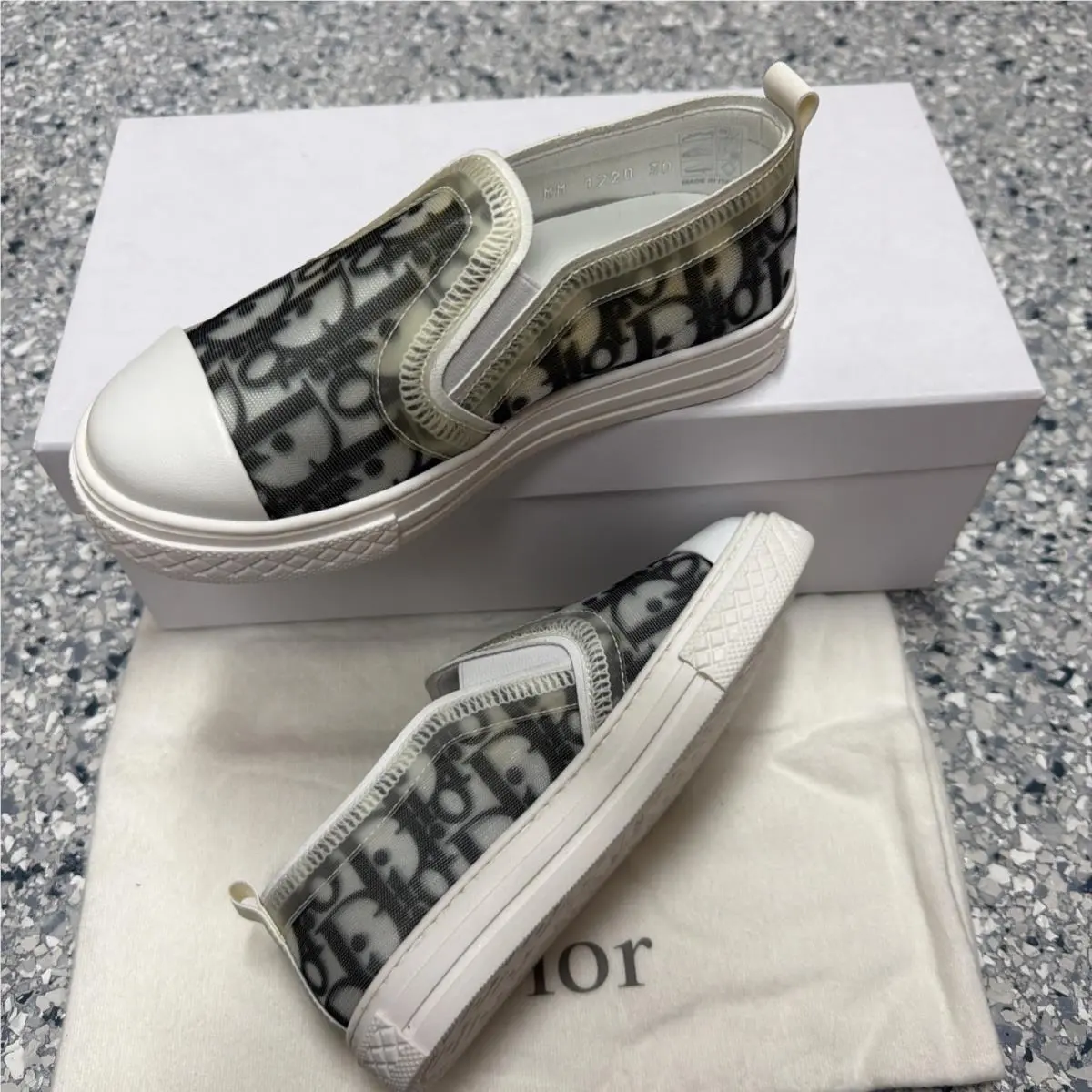 100 % Dior Shoes For Kids Unisex. Size EU 30 / US 7.5”Insole