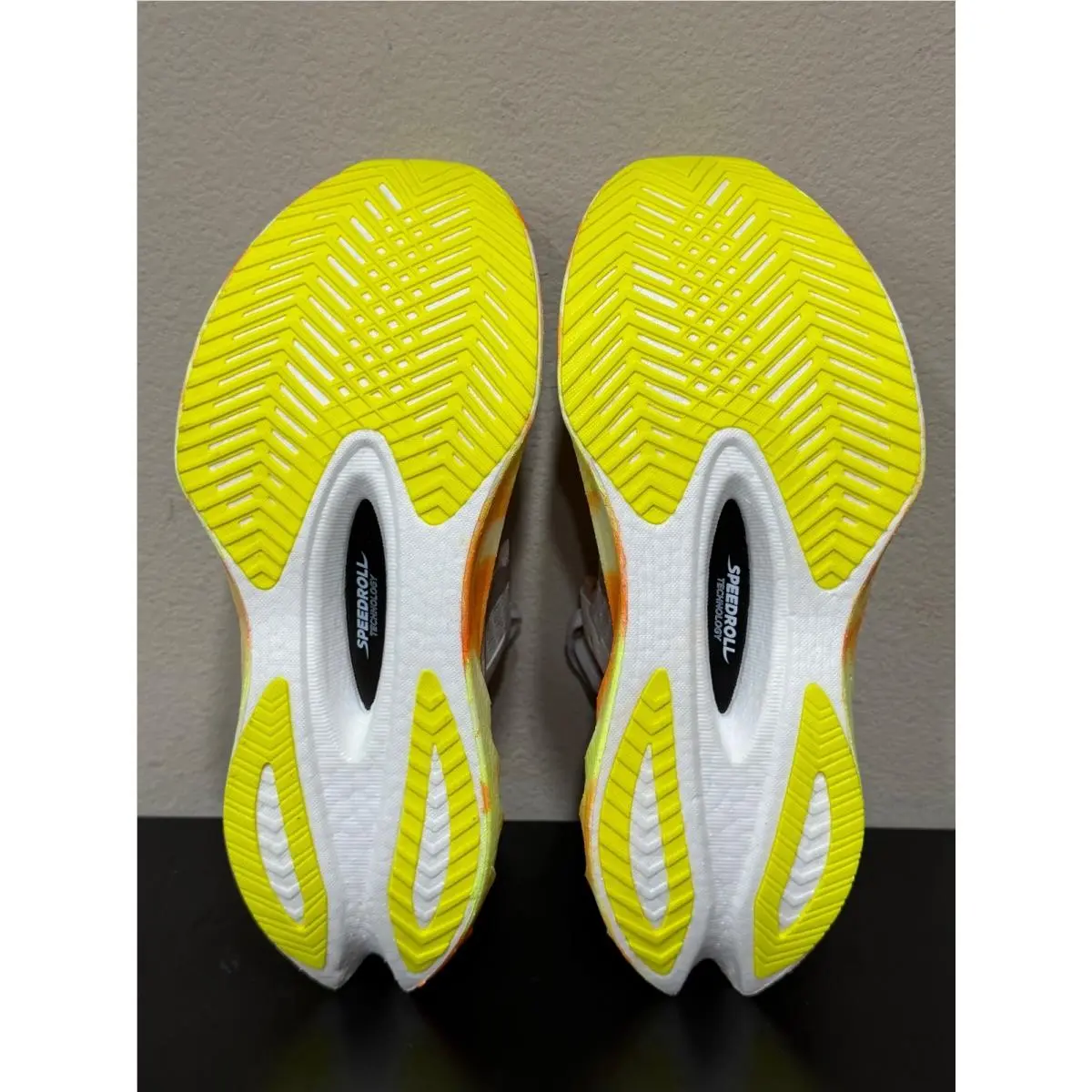 Saucony shoes - White 2
