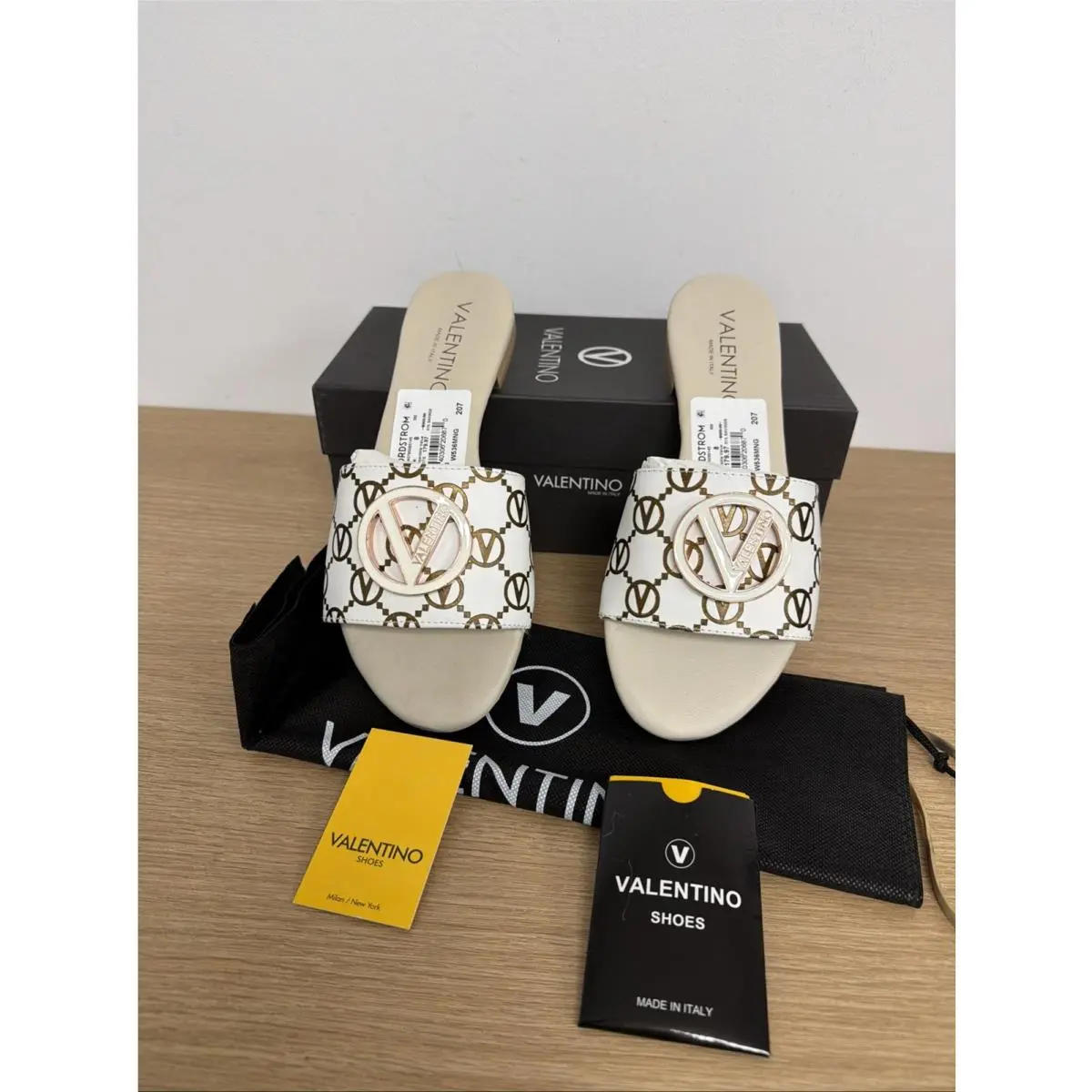 Valentino BY Mario Valentino Carrie White Leather Sandals Flats US Size 6