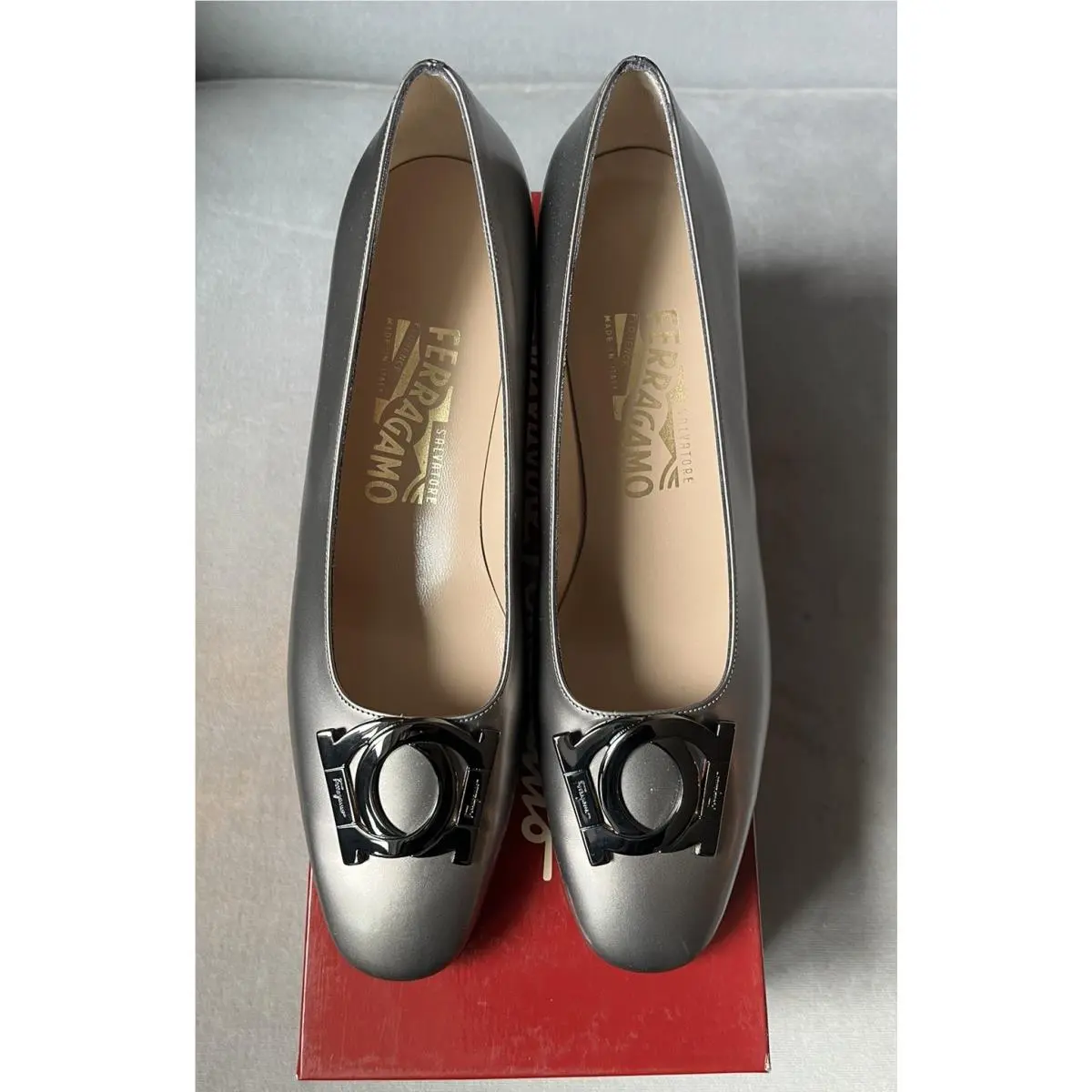 Salvatore Ferragamo Silver Gray Leather Buckle Gancini Pumps Heel Shoes 8 B