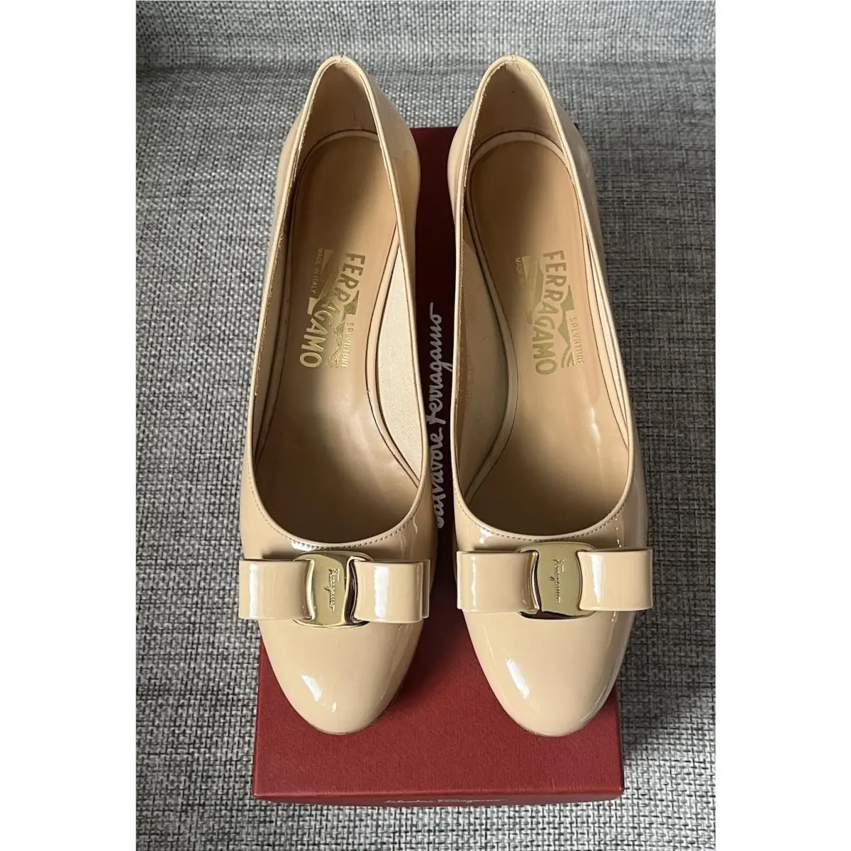 Salvatore Ferragamo Bisque Beige Patent Vara Bow Pump Shoes 8.5 B