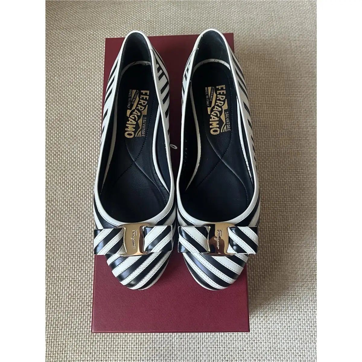 Salvatore Ferragamo Varina Black White Patent Bow Patent Bow Shoes 6 B