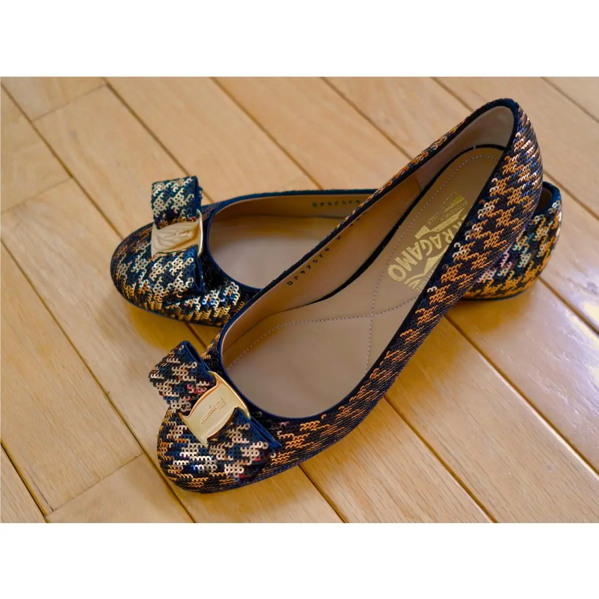 Salvatore Ferragamo Varina Coo Vera Bow Raso Nero Black Gold Flats Size 5.5