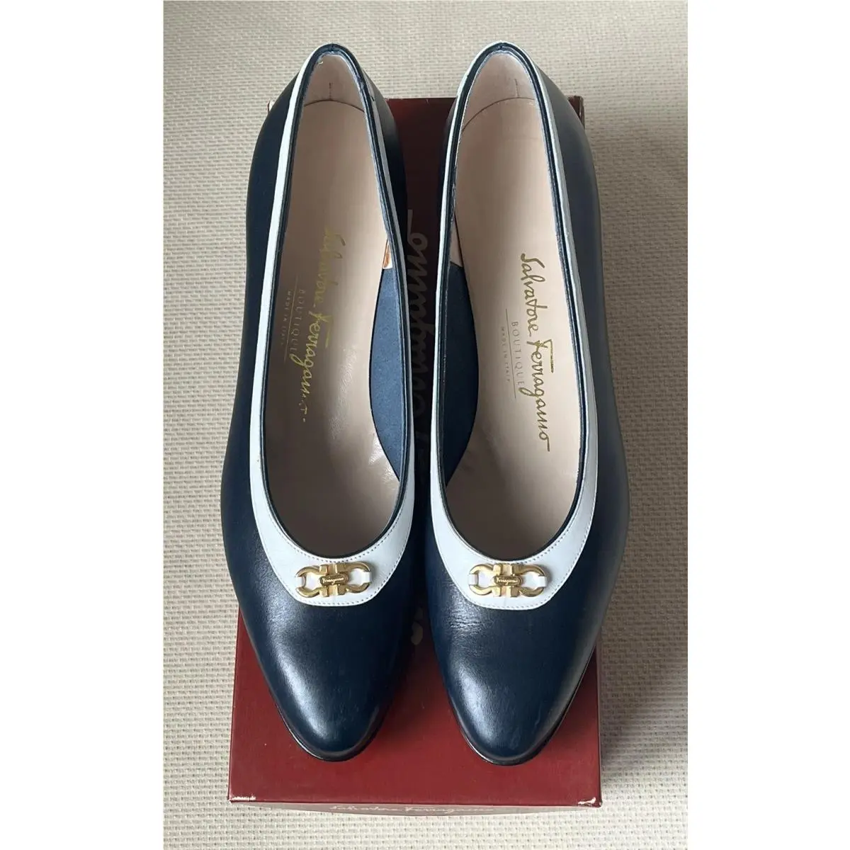 Salvatore Ferragamo Vara Lillaz Navy Blue White Pumps Heel Shoes 10 AA 2A