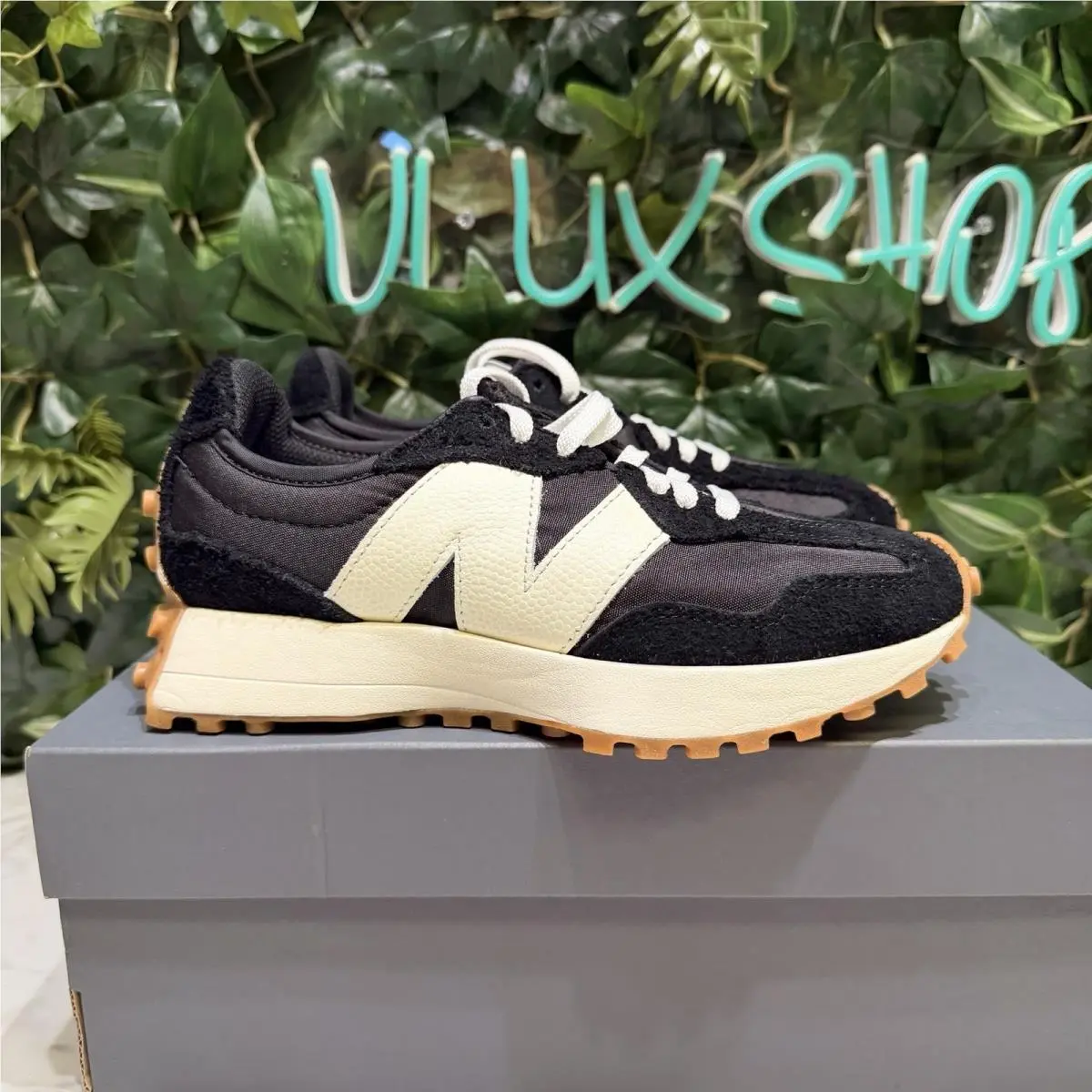 New Balance 327 `black White Gum` WS327BL Womens Sz 6