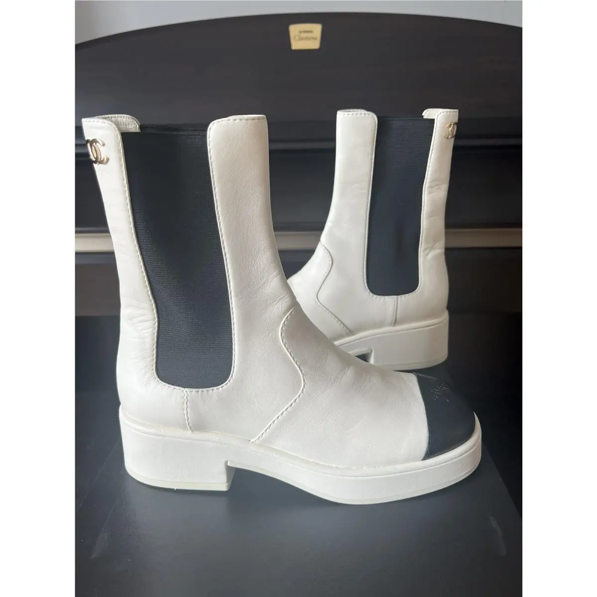 Chanel shoes - CHANEL 2022 Interlocking - Interlocking - White (off white) and Black 4