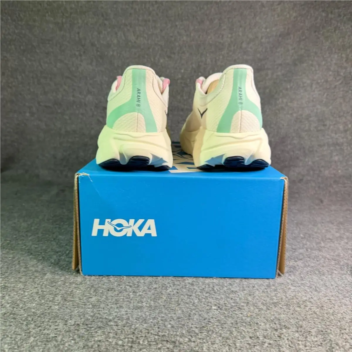 Hoka shoes - Hoka One One Arahi 8 RCRM - White 1