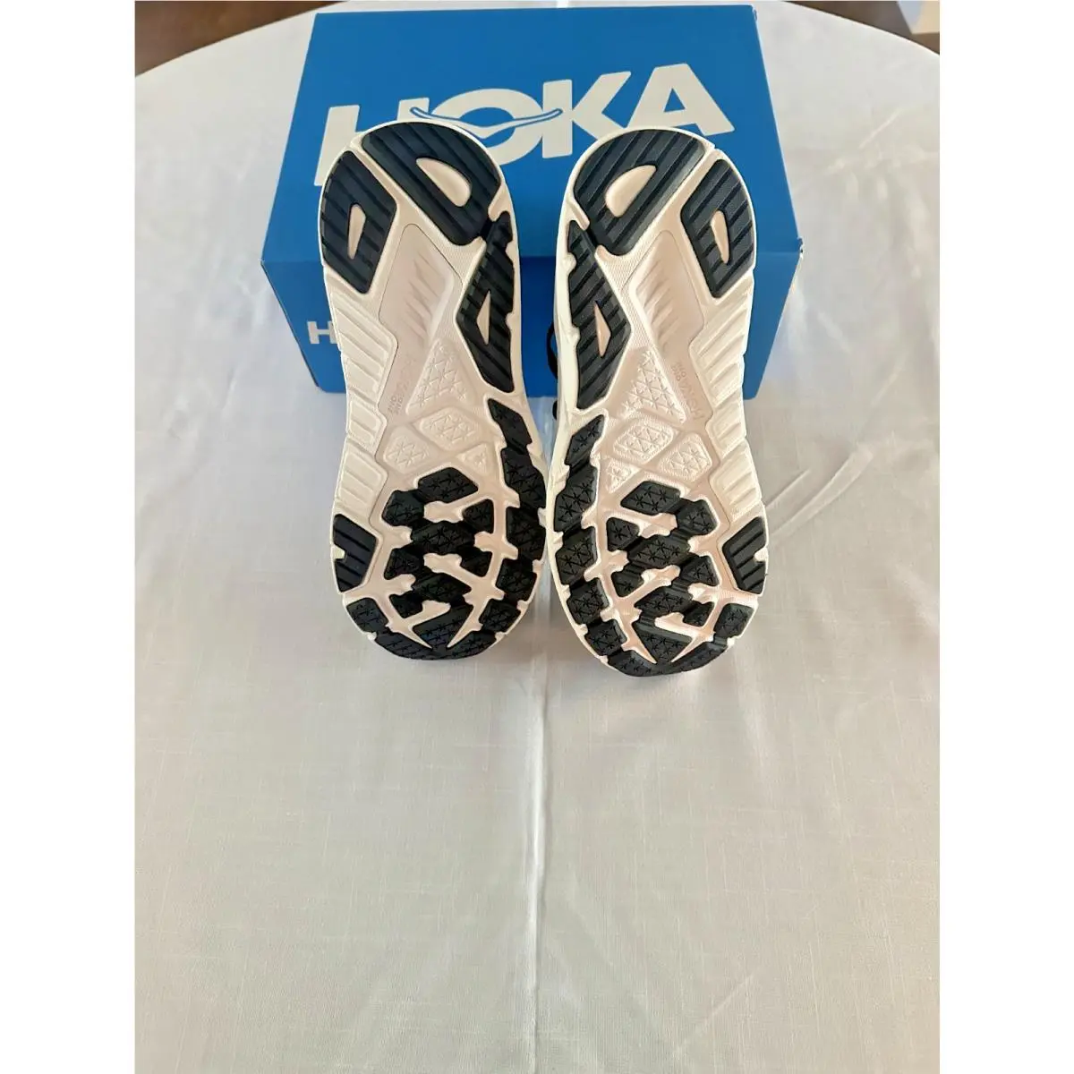 Hoka shoes - Hoka One One Arahi 7 - 1147890 BWHT - Black 1