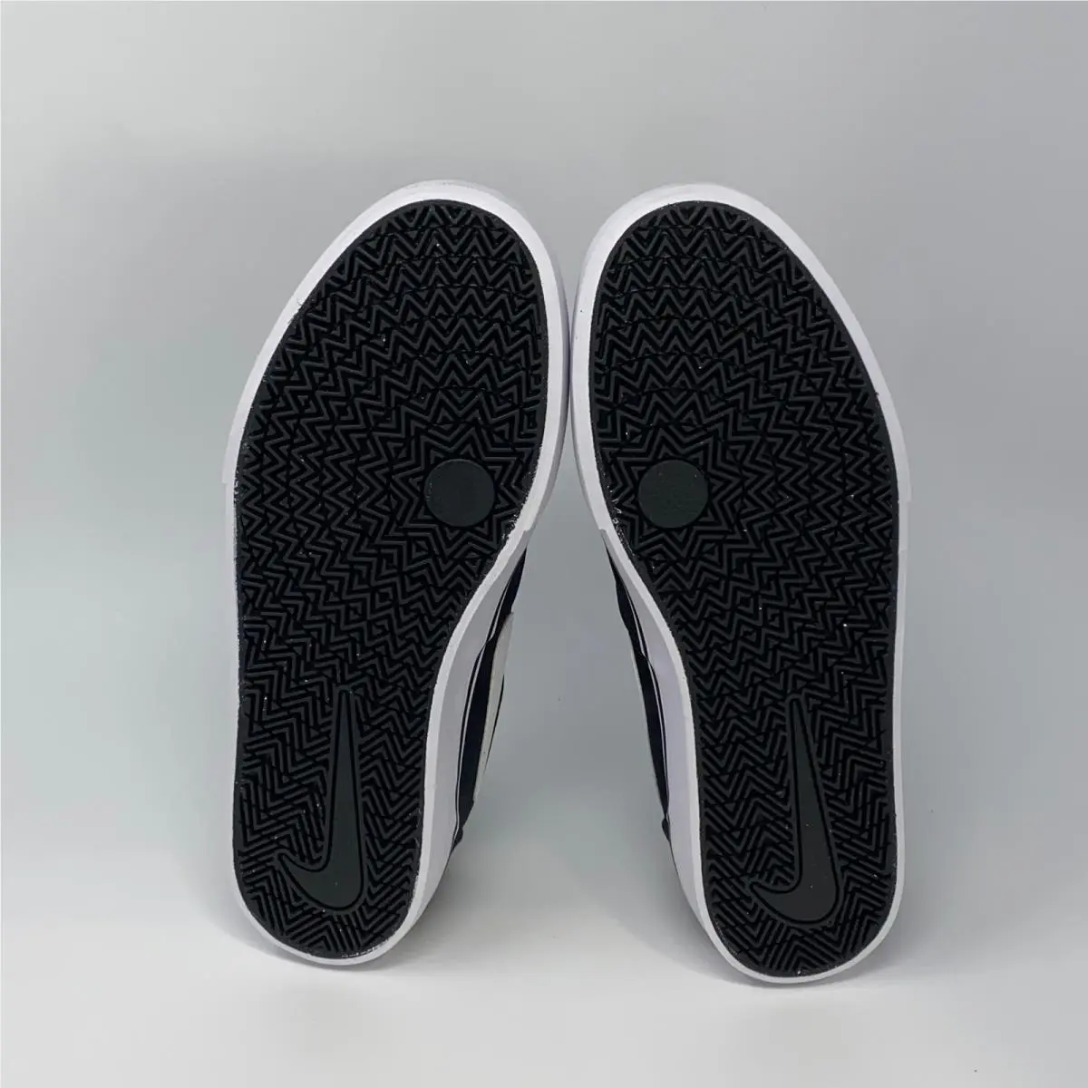 Nike shoes - Black/White (UPC: 194958691929) 4