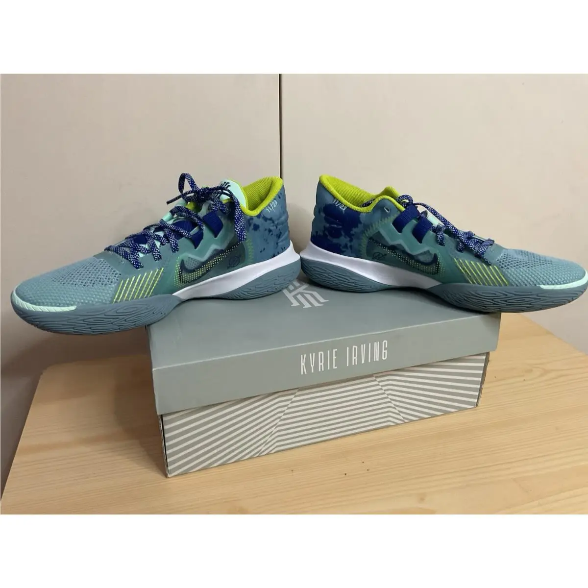 Nike Kyrie Flytrap V Basketball Sneakers Men Size 9.5 Ocean Cube/ Royal Blue