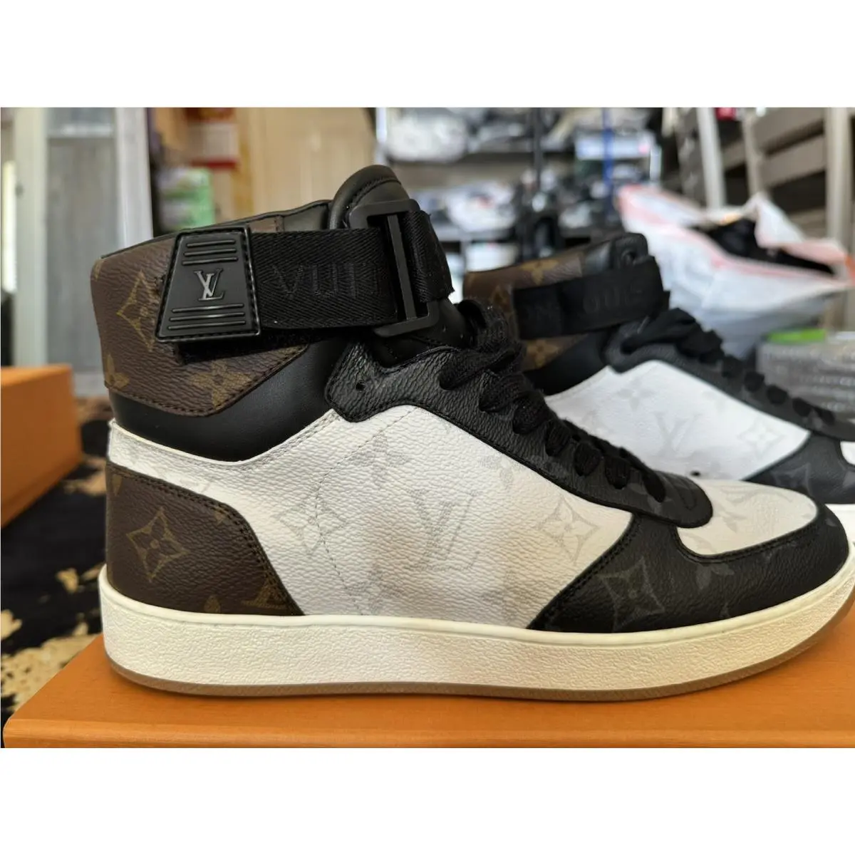 Louis Vuitton shoes - Louis Vuitton Rivoli - Rivoli - 1A44VS - Gray 2
