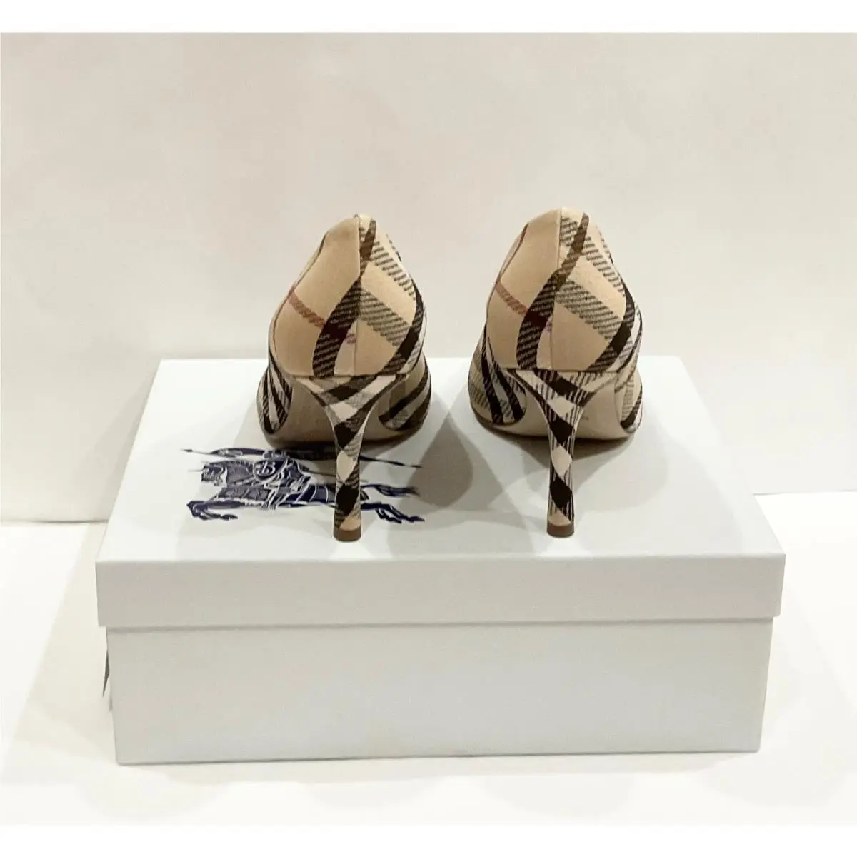 Burberry shoes - Beige (UPC: 5045708579415) 4